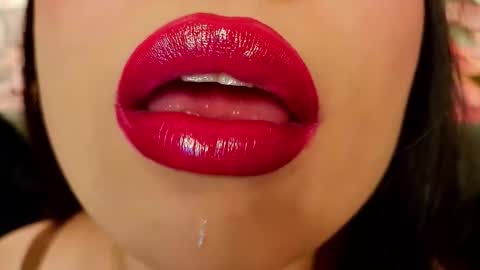 Mia online show from November 23, 2025, 5:18 am