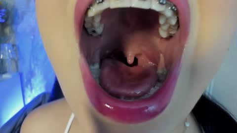 Mia Roux online show from November 4, 2025, 9:03 pm