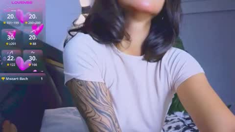 Mia online show from November 7, 2025, 5:57 pm