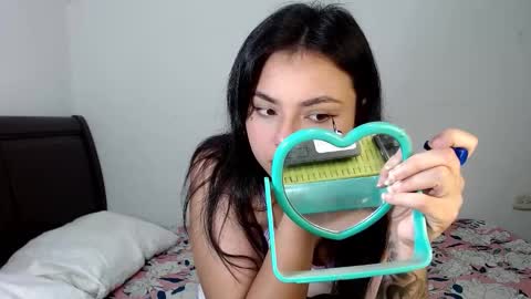 mia_w22 online show from December 4, 2025, 9:40 am