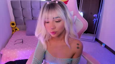 mia  nicolle online show from September 14, 2025, 12:59 pm