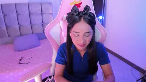 mia  nicolle online show from September 22, 2025, 2:57 am