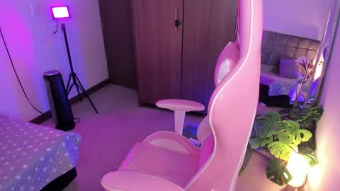 mia  nicolle online show from October 9, 2025, 11:47 pm