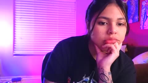 Snapshot of miacanela_xo chatting on December 8, 2024, 7:05 am Mia online show from December 8, 2024, 7:05 am