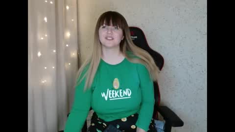 MiaFoxisJa online show from November 25, 2025, 2:28 pm