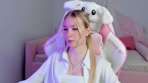 Mia online show from September 20, 2025, 5:47 pm