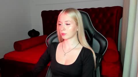 Mia online show from October 6, 2025, 5:21 pm