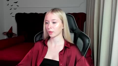 Mia online show from October 27, 2025, 6:45 pm