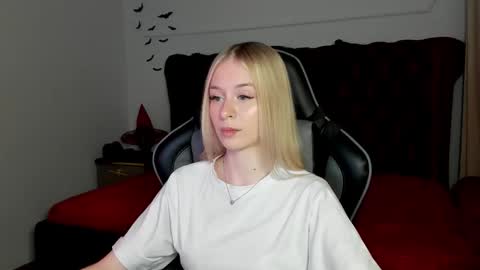 Mia online show from November 3, 2025, 5:25 pm