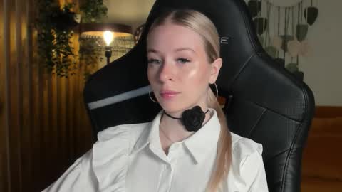 Mia online show from November 30, 2025, 5:33 am