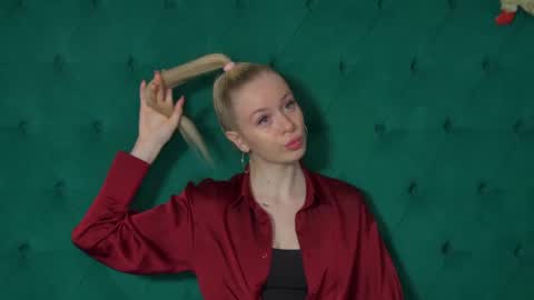 Mia online show from December 14, 2025, 5:24 am