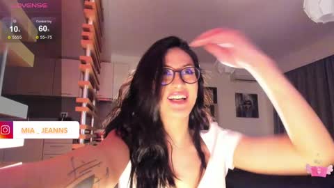 Snapshot of miajeans chatting on February 17, 2025, 7:42 pm Mia online show from February 17, 2025, 7:42 pm