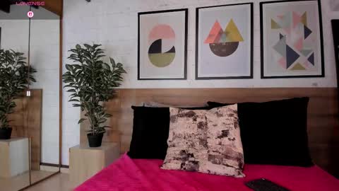 Mia  online show from October 23, 2025, 4:01 am