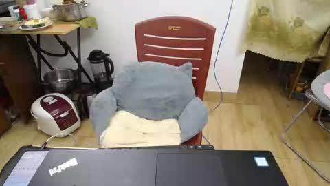 Mia online show from November 11, 2025, 9:42 am