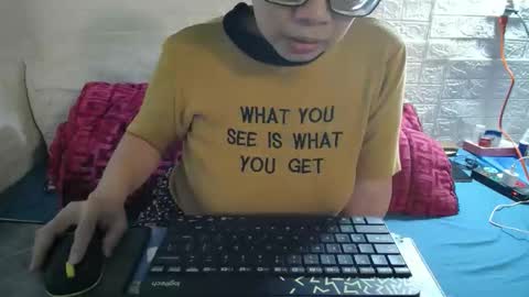 Mia online show from December 14, 2025, 7:47 am