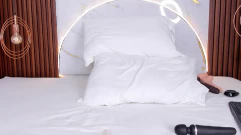 Mia  online show from October 11, 2025, 3:39 am