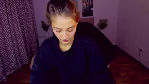 Mia online show from December 22, 2024, 10:15 pm