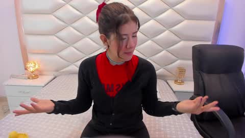 Snapshot of miaqueen021 chatting on February 3, 2025, 12:25 pm Sweetie Mia online show from February 3, 2025, 12:25 pm