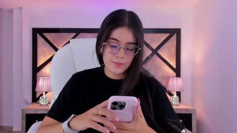 Snapshot of miasilverr chatting on December 17, 2024, 10:11 pm Mia online show from December 17, 2024, 10:11 pm