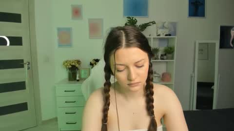 Mia online show from September 12, 2025, 3:39 am