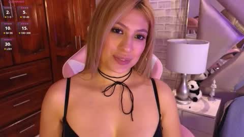 Snapshot of michellefoxx6 chatting on December 17, 2025, 4:35 pm Michelle Foxx online show from December 17, 2025, 4:35 pm