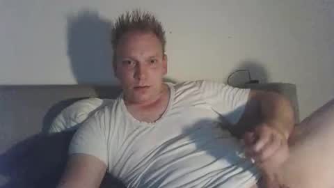 Snapshot of mickkxl chatting on November 17, 2025, 12:22 pm mickkxl online show from November 17, 2025, 12:22 pm