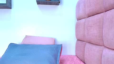 Mia  online show from September 23, 2025, 11:57 am