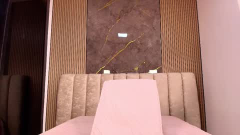 miia scoott  online show from December 2, 2025, 12:10 pm