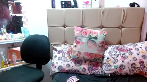 Snapshot of miia_spencer_ chatting on February 12, 2025, 8:18 pm miia online show from February 12, 2025, 8:18 pm
