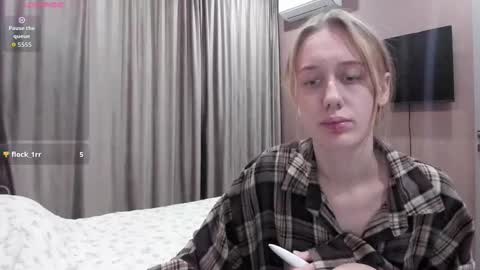 Mika online show from December 2, 2025, 10:49 pm