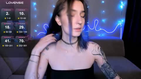 Snapshot of mika_reid chatting on December 17, 2025, 12:33 pm Mika online show from December 17, 2025, 12:33 pm