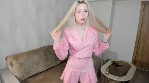 Snapshot of mikaelataron chatting on November 27, 2025, 7:49 pm Angel girl online show from November 27, 2025, 7:49 pm