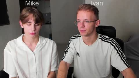 Snapshot of mike_ees chatting on November 9, 2025, 10:41 pm Ivan and Mikemikee online show from November 9, 2025, 10:41 pm