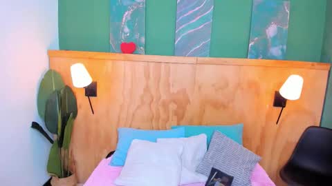 Mila and samy online show from October 31, 2025, 12:17 pm