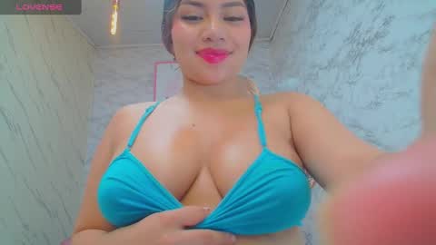 Snapshot of mila_sweet_v chatting on January 31, 2025, 5:32 pm Mila online show from January 31, 2025, 5:32 pm