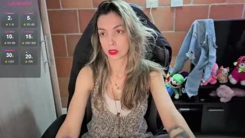 milacoxx8819 online show from October 8, 2025, 8:39 pm
