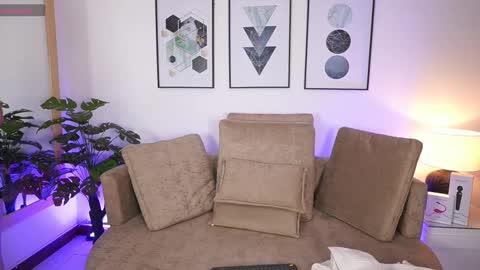 milacrave online show from September 20, 2025, 11:44 am