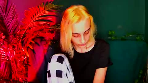 MilaGlow online show from December 19, 2025, 5:31 pm