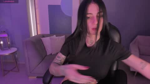 Snapshot of milalawrence_ chatting on November 21, 2025, 12:04 pm Mila online show from November 21, 2025, 12:04 pm