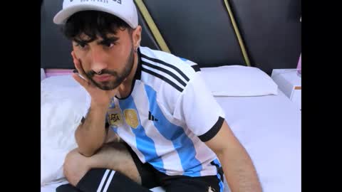 Snapshot of milanzaire chatting on November 2, 2025, 8:33 pm milanzaire online show from November 2, 2025, 8:33 pm