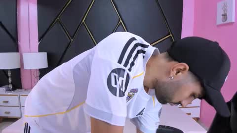 Snapshot of milanzaire chatting on November 9, 2025, 9:35 pm milanzaire online show from November 9, 2025, 9:35 pm