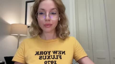 Mila online show from December 5, 2025, 3:20 pm