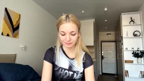 Snapshot of mildaleggette chatting on October 8, 2025, 8:34 am Millla online show from October 8, 2025, 8:34 am
