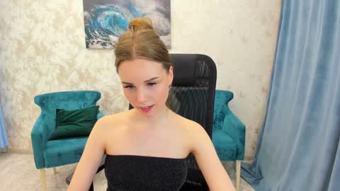Snapshot of mileygloss chatting on February 4, 2025, 6:38 pm mileygloss online show from February 4, 2025, 6:38 pm