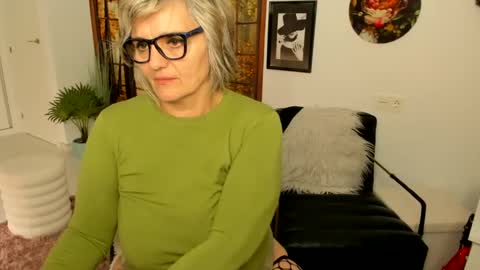 MilfElla online show from March 5, 2025, 1:39 pm