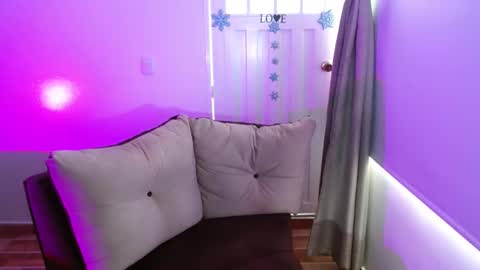 Snapshot of milfrosalie chatting on February 28, 2025, 1:03 pm Rosalie online show from February 28, 2025, 1:03 pm