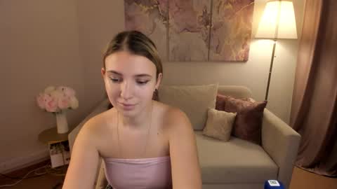 Snapshot of milinafox chatting on October 15, 2025, 4:45 am milinafox online show from October 15, 2025, 4:45 am