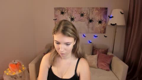 Snapshot of milinafox chatting on October 19, 2025, 1:06 am milinafox online show from October 19, 2025, 1:06 am