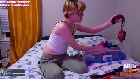 MilkandHoney online show from November 9, 2025, 2:10 am