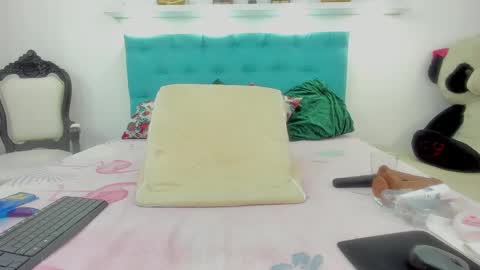 Snapshot of milky_emma chatting on February 5, 2025, 1:00 pm milky_emma online show from February 5, 2025, 1:00 pm